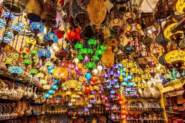 لامپ و فانوس در بازار بزرگ استانبول | میزبان بلیط